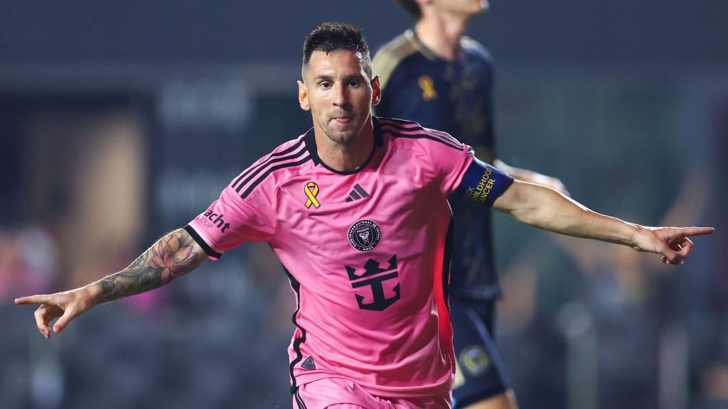 show me pictures of messi 0011