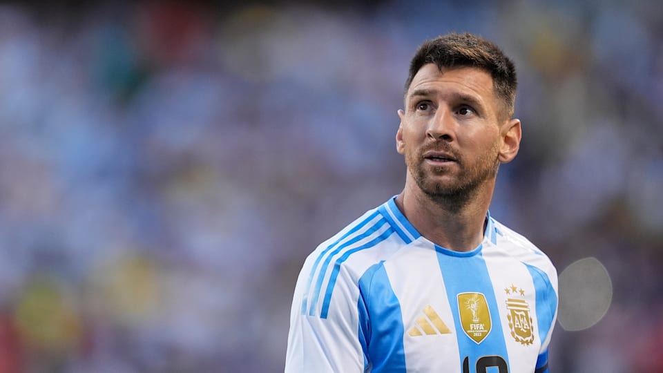 show me pictures of messi 0017