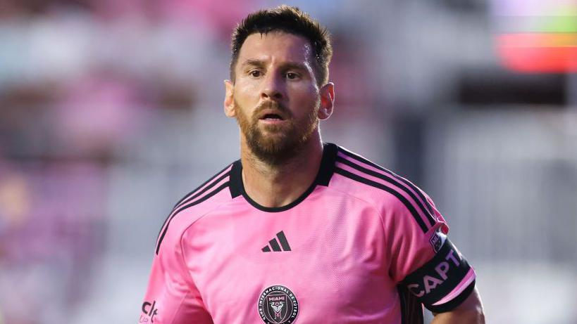 show me pictures of messi 0022