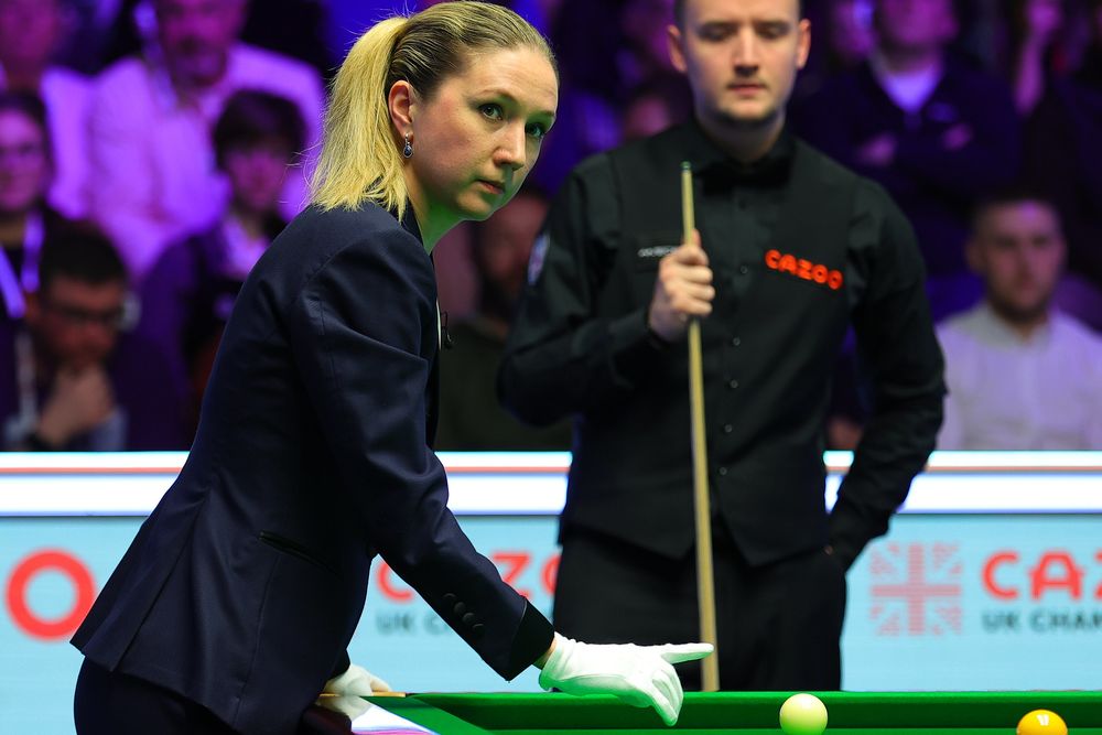 snooker referee female 0015