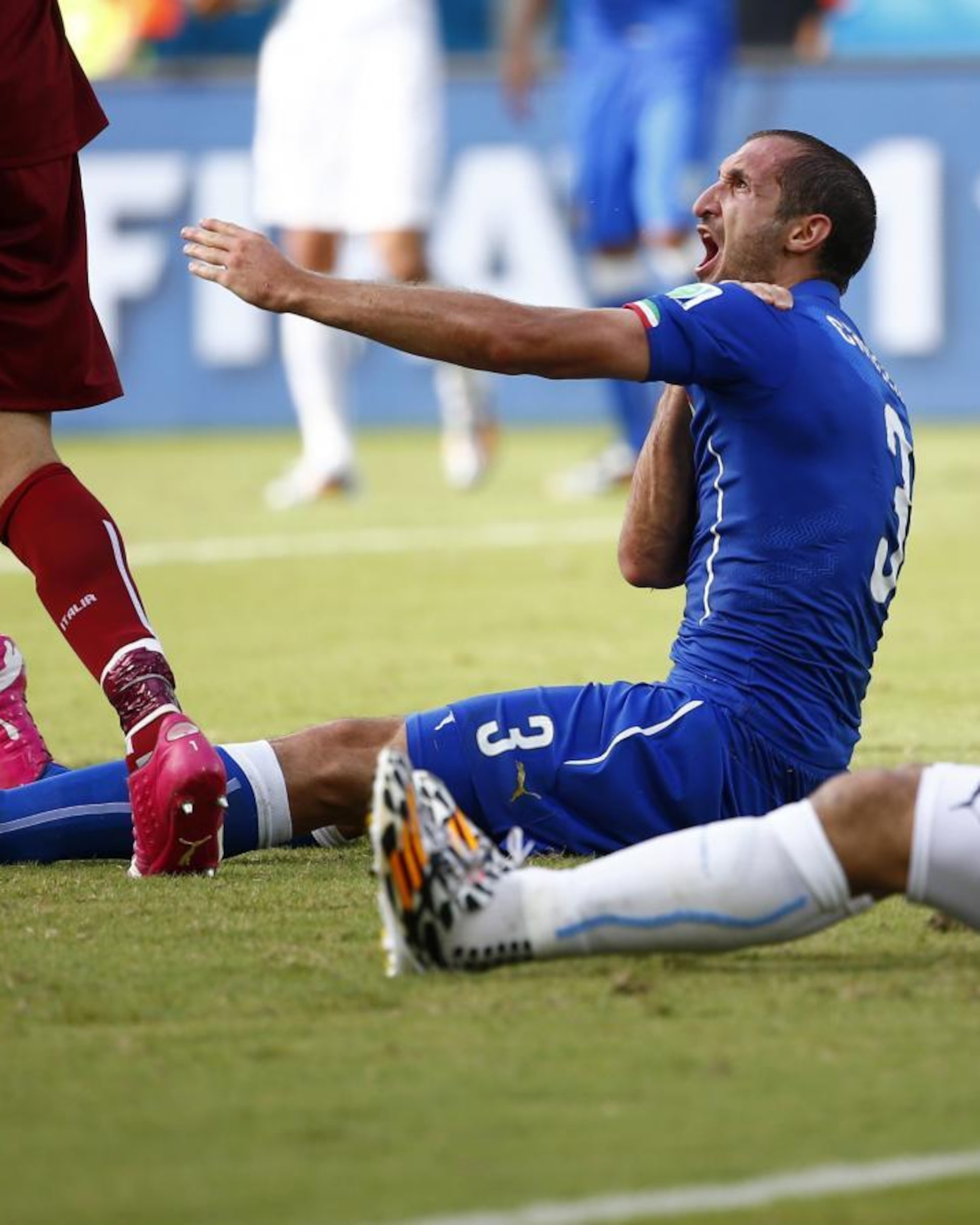 suarez bites chiellini 0010