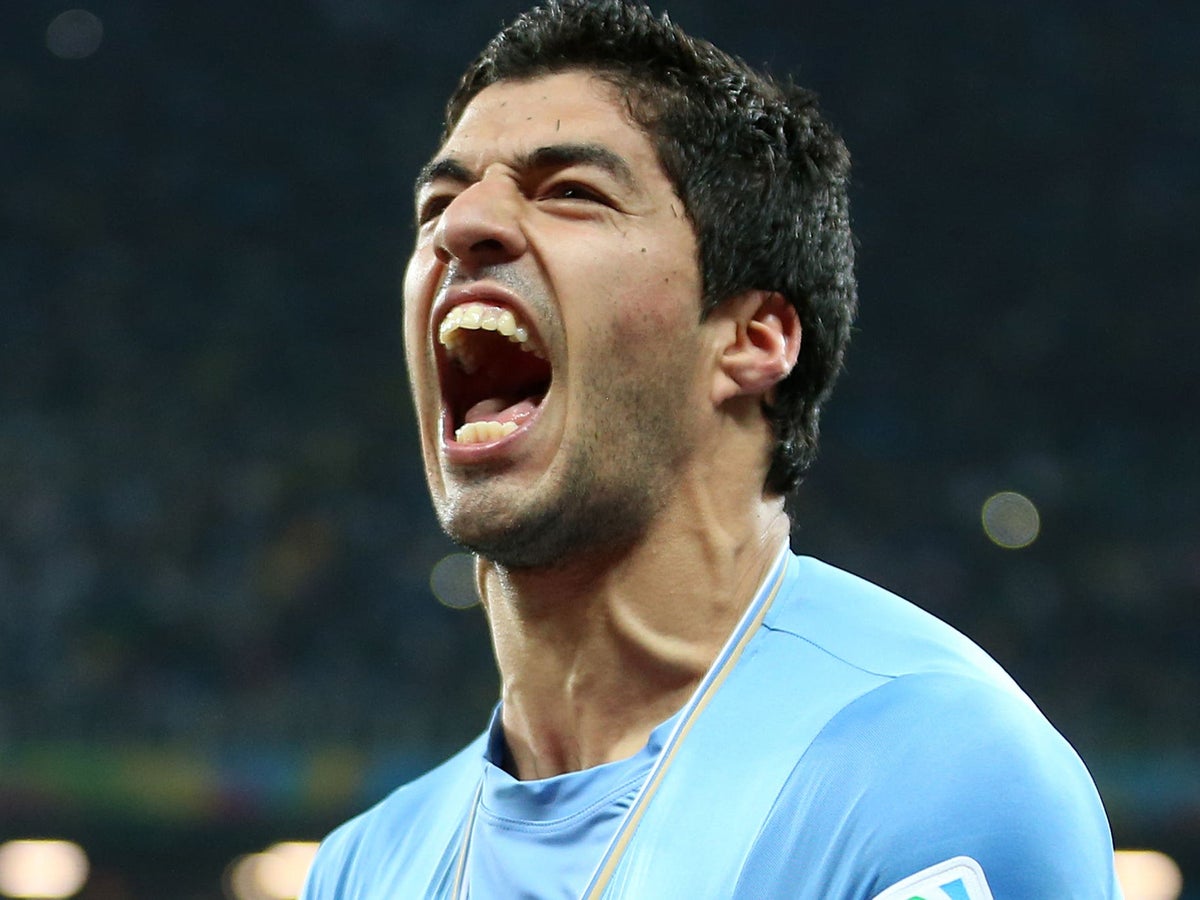 suarez bites chiellini 0012