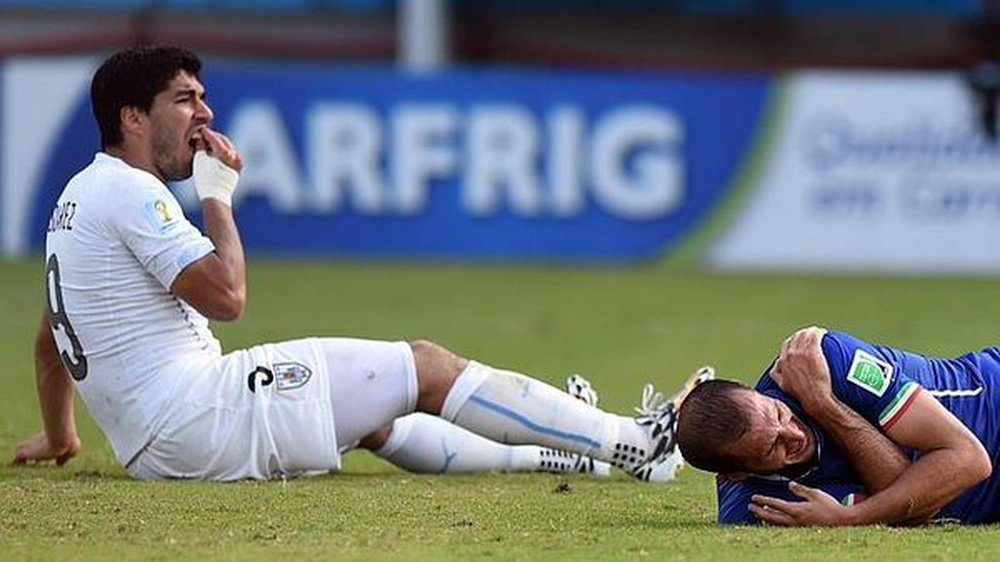suarez bites chiellini 0013