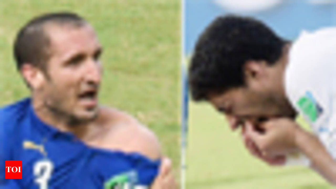 suarez bites chiellini 0015