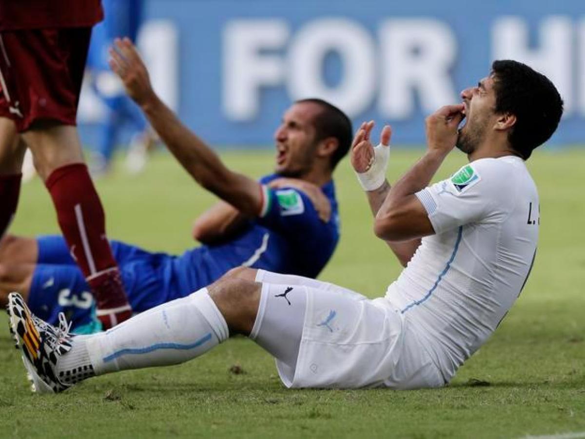 suarez bites chiellini 0016
