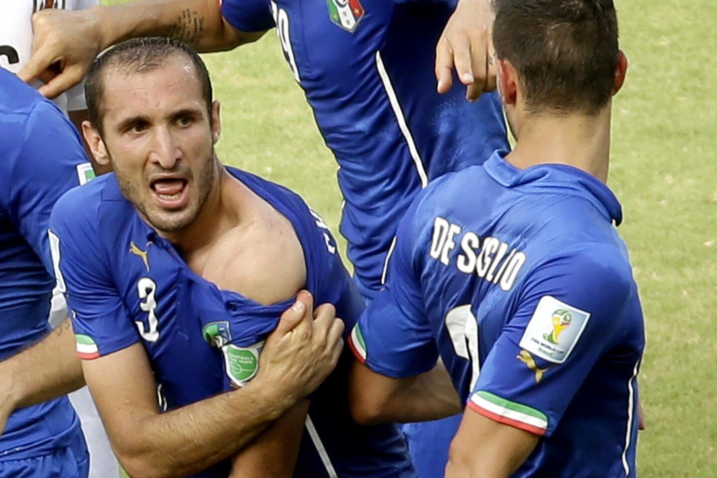 suarez bites chiellini 0017