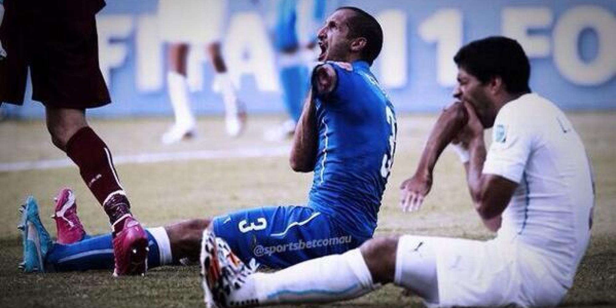 suarez bites chiellini 0018