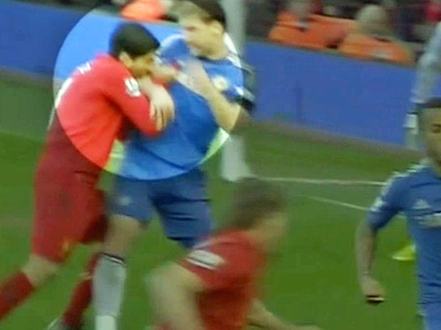 suarez bites chiellini 0019