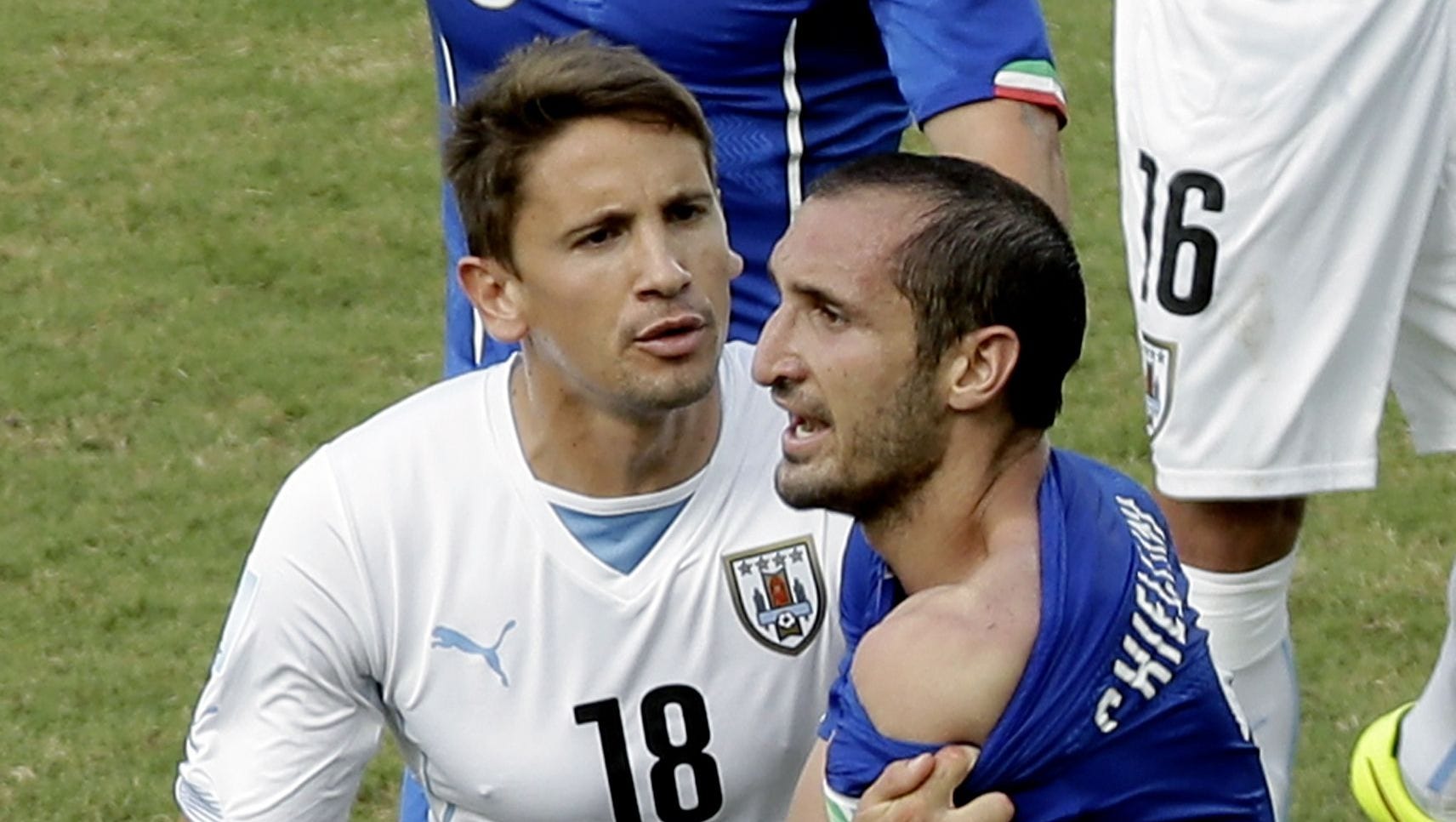 suarez bites chiellini 0021