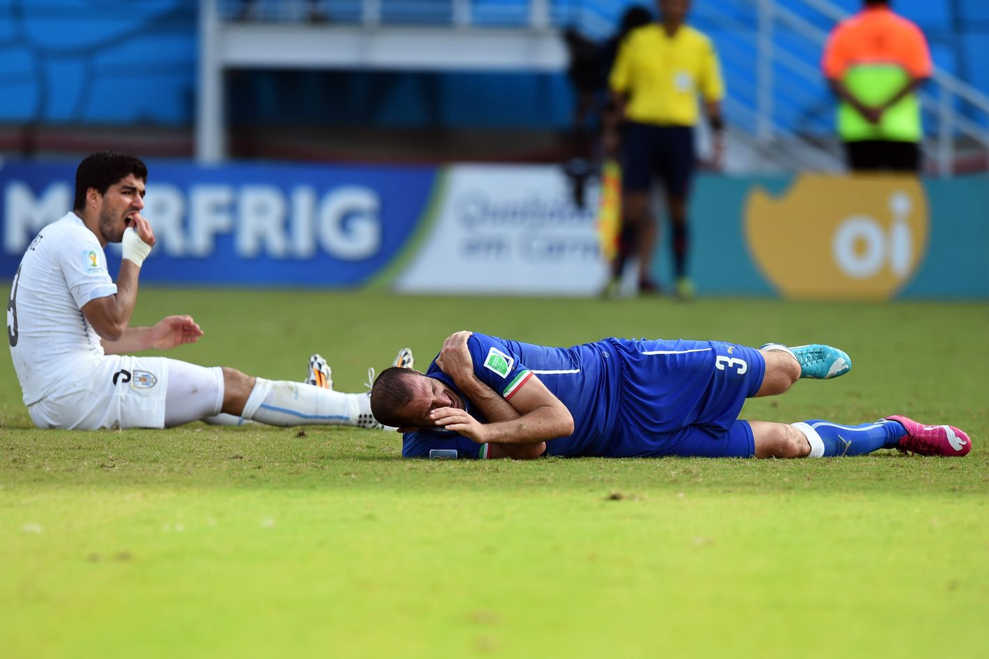 suarez bites chiellini 0022