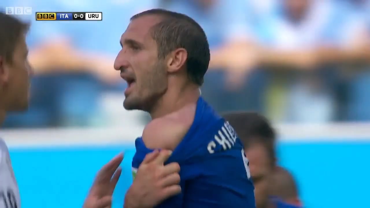 suarez bites chiellini 0023