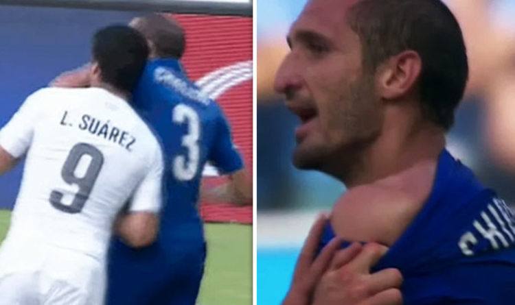 suarez bites chiellini 0025
