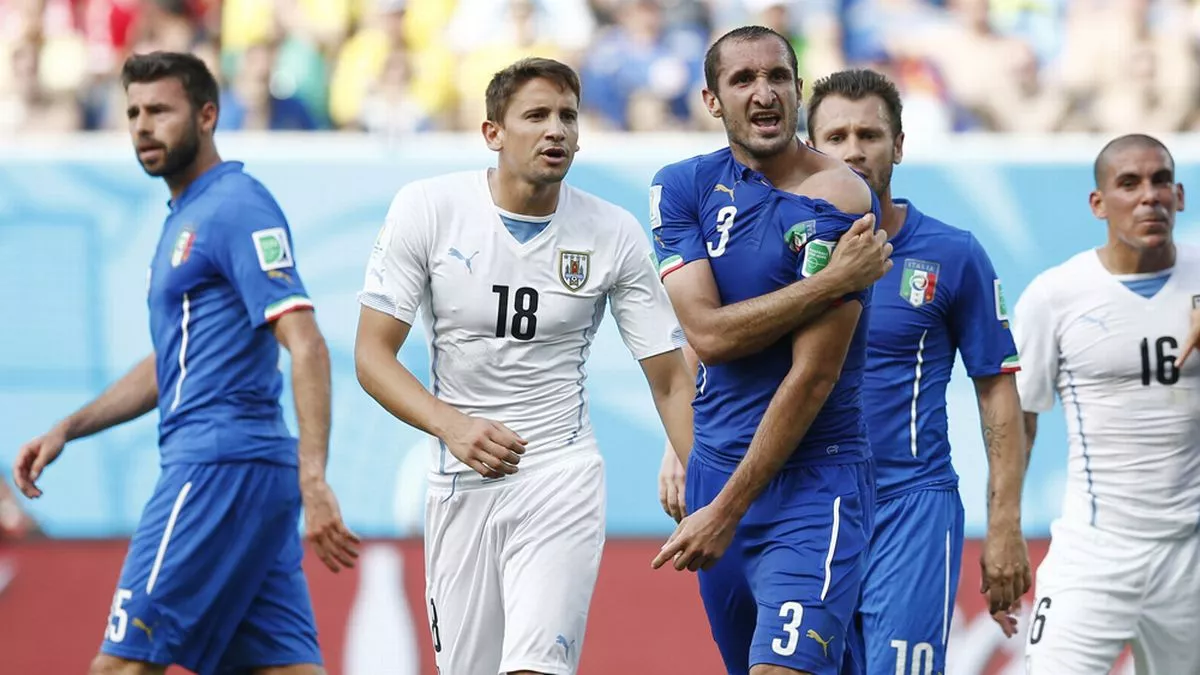 suarez bites chiellini 0026