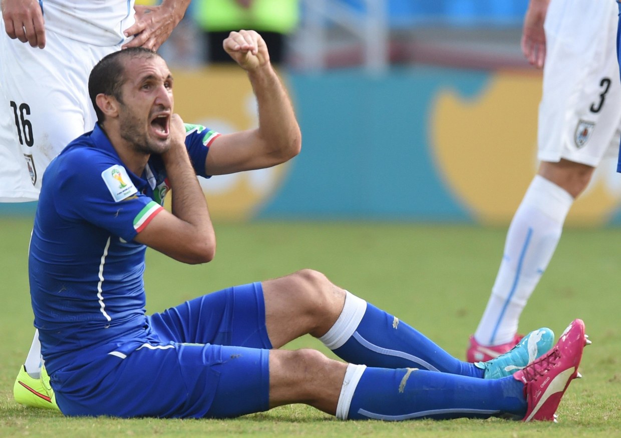 suarez bites chiellini 0033
