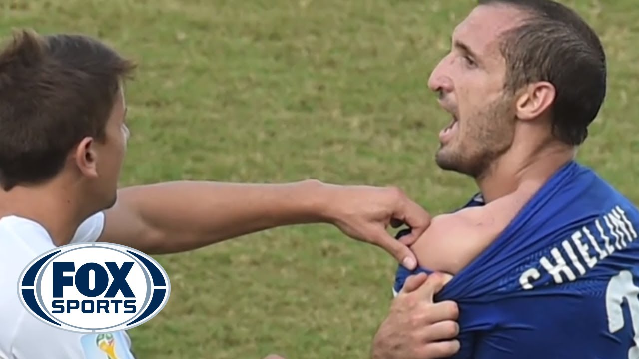 suarez bites chiellini 0035