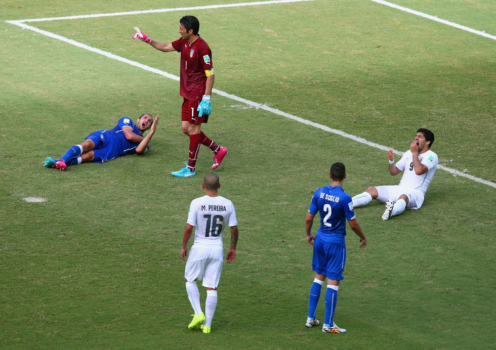 suarez bites chiellini 0037
