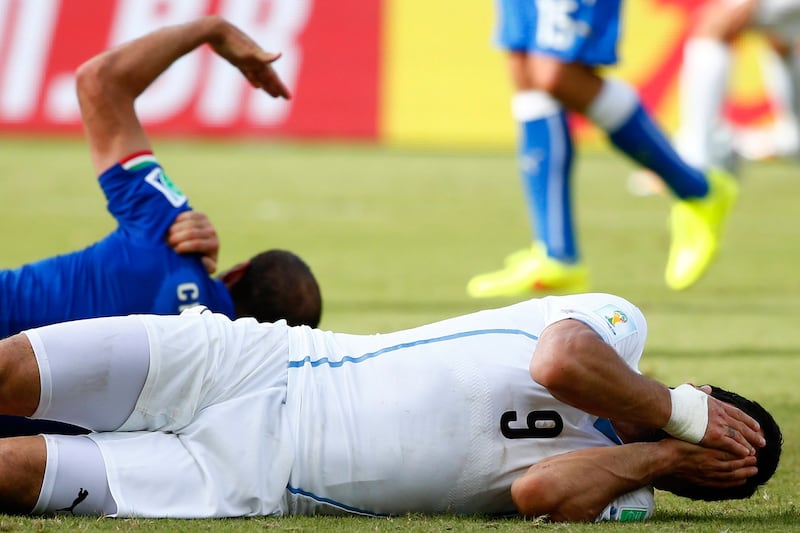 suarez bites chiellini 0038