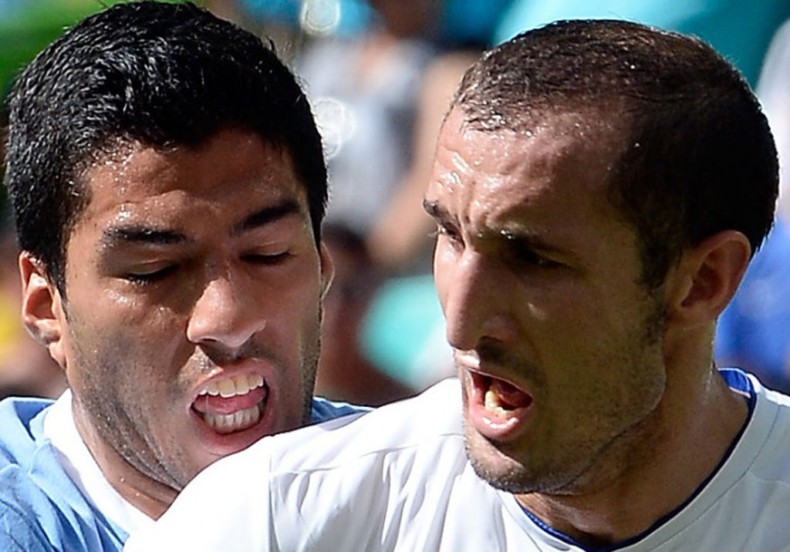 suarez bites chiellini 0039