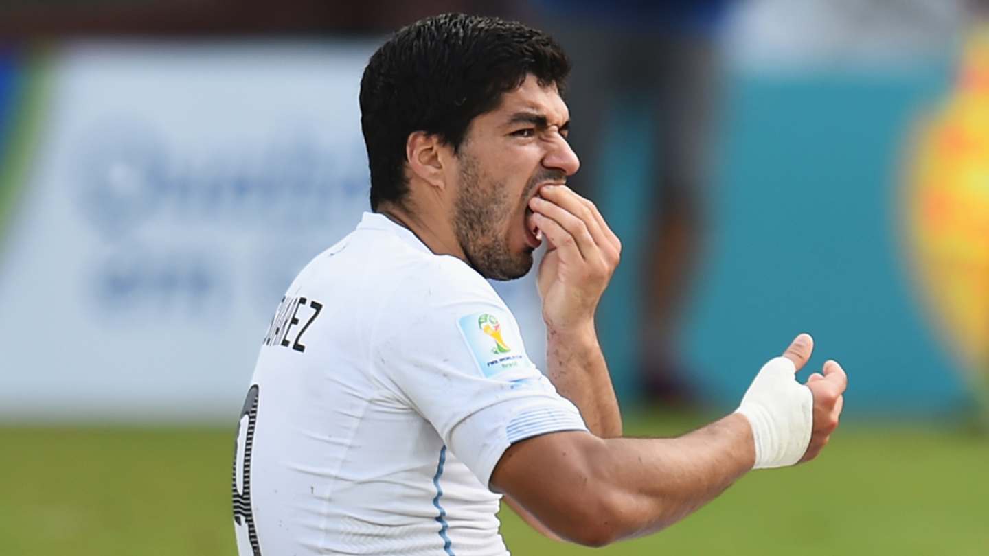 suarez bites chiellini 0040