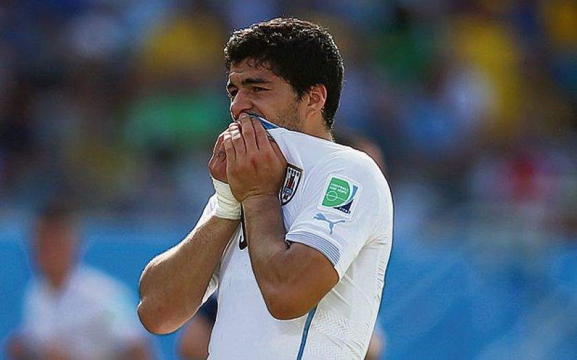 suarez bites chiellini 0046