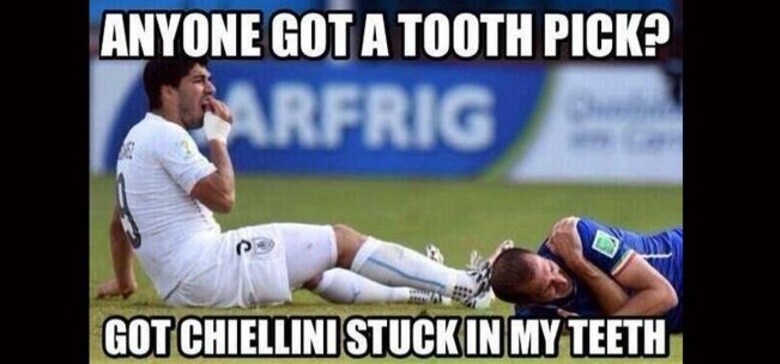 suarez bites chiellini 0047