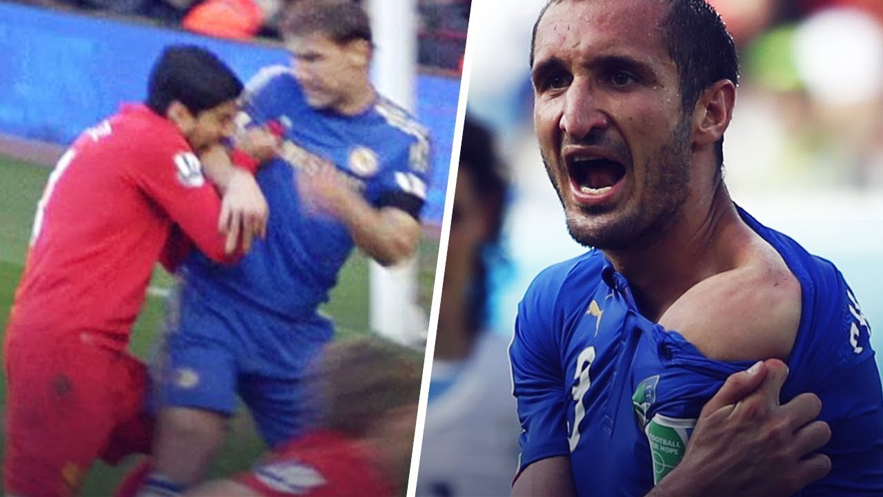 suarez bites chiellini 0051