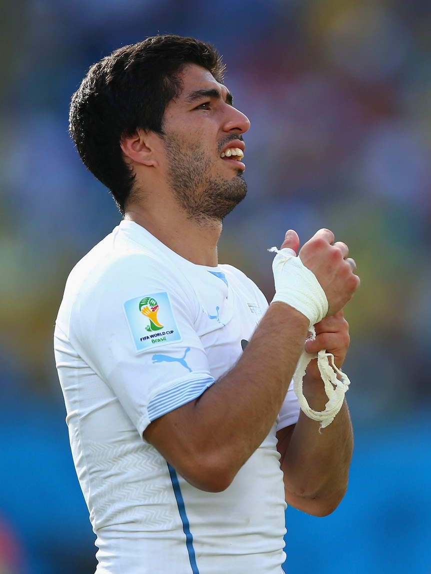 suarez bites chiellini 0054