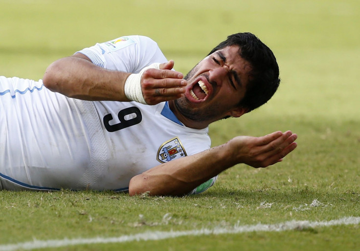 suarez bites chiellini 0055