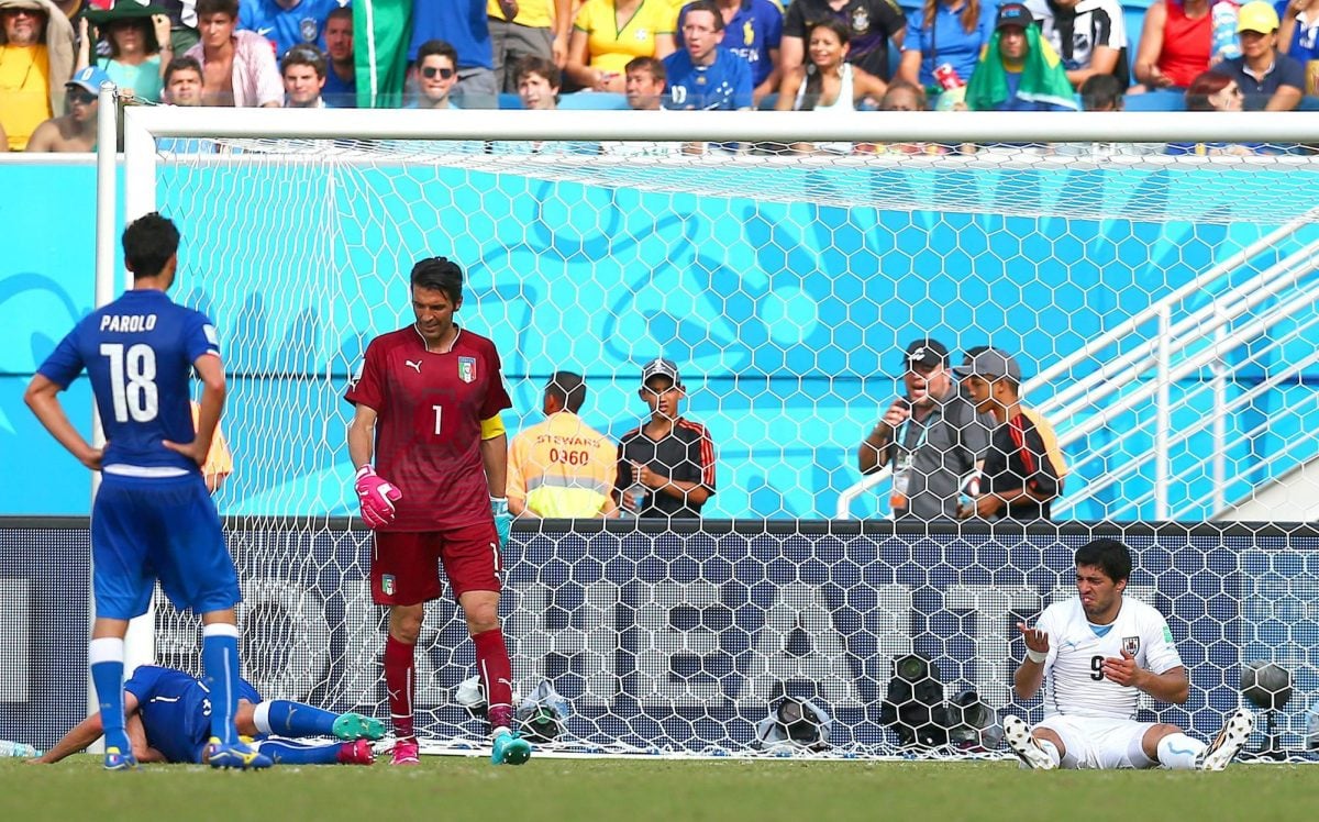 suarez bites chiellini 0056