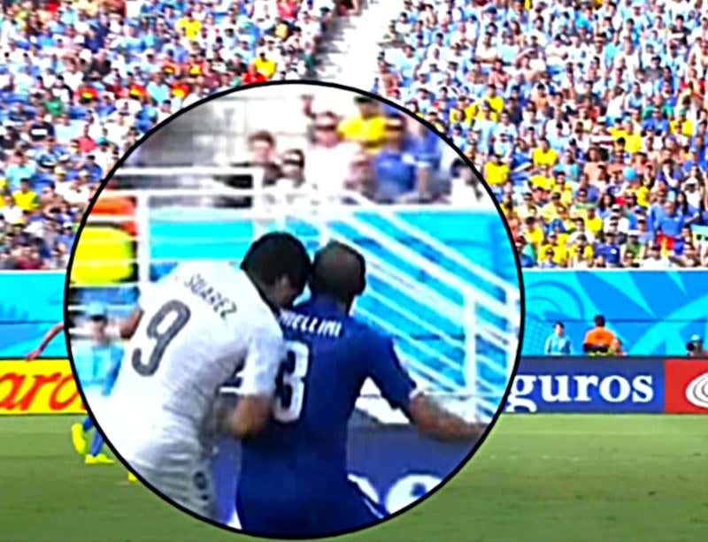suarez bites chiellini 0059