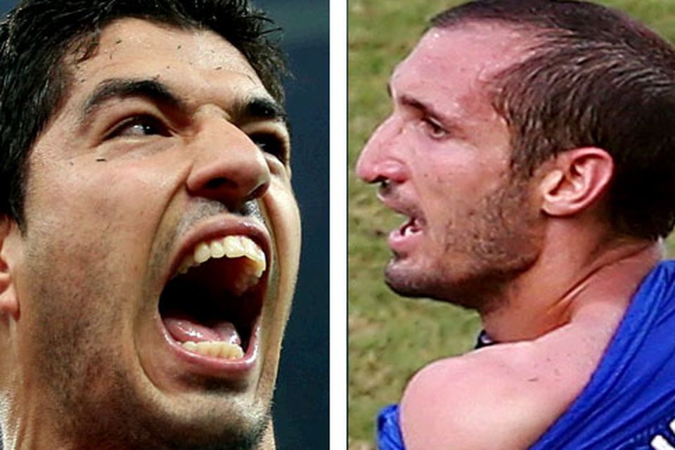suarez bites chiellini 0061