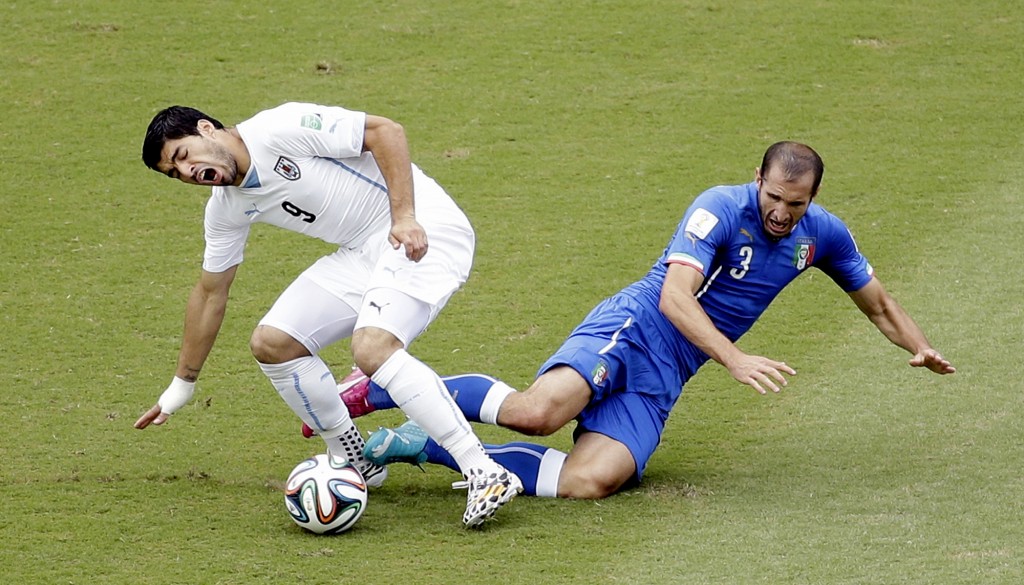 suarez bites chiellini 0063