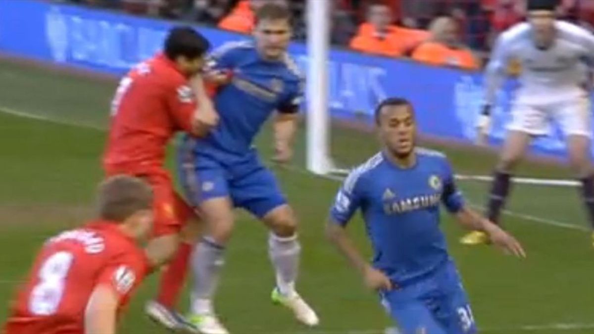 suarez bites chiellini 0064