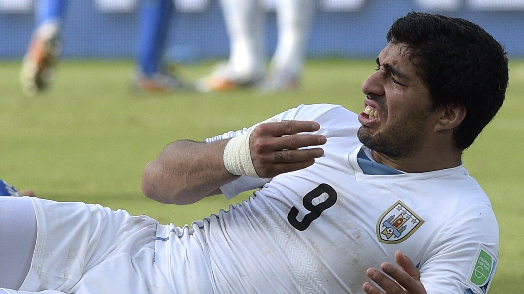suarez bites chiellini 0065