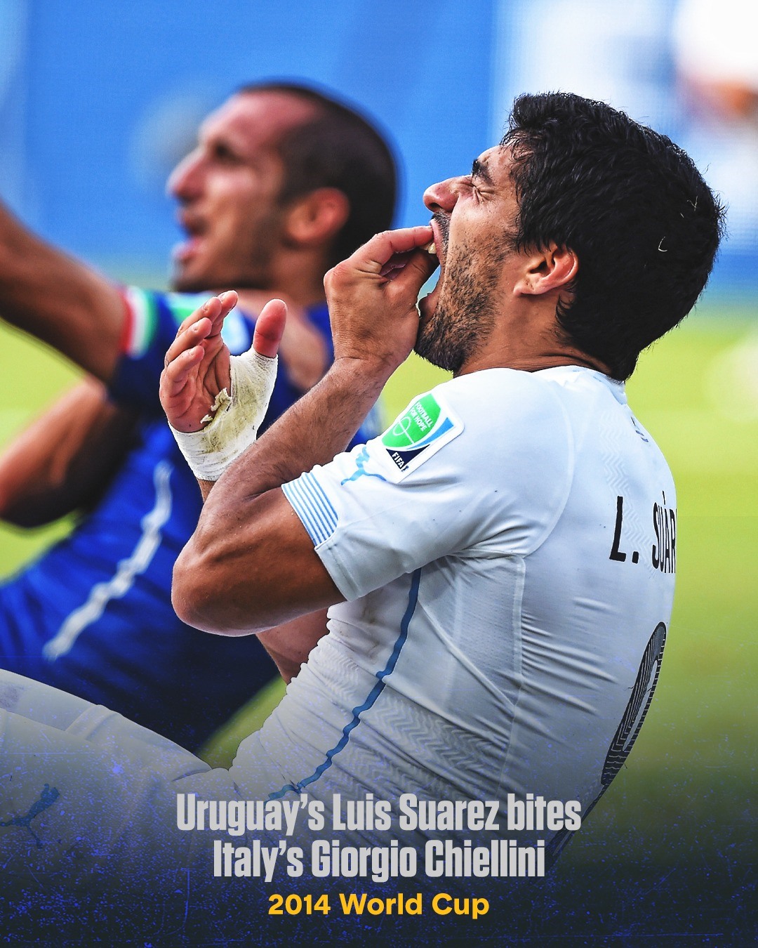 suarez bites chiellini 0071