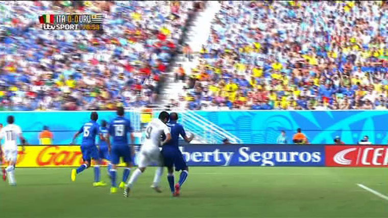 suarez bites chiellini 0076