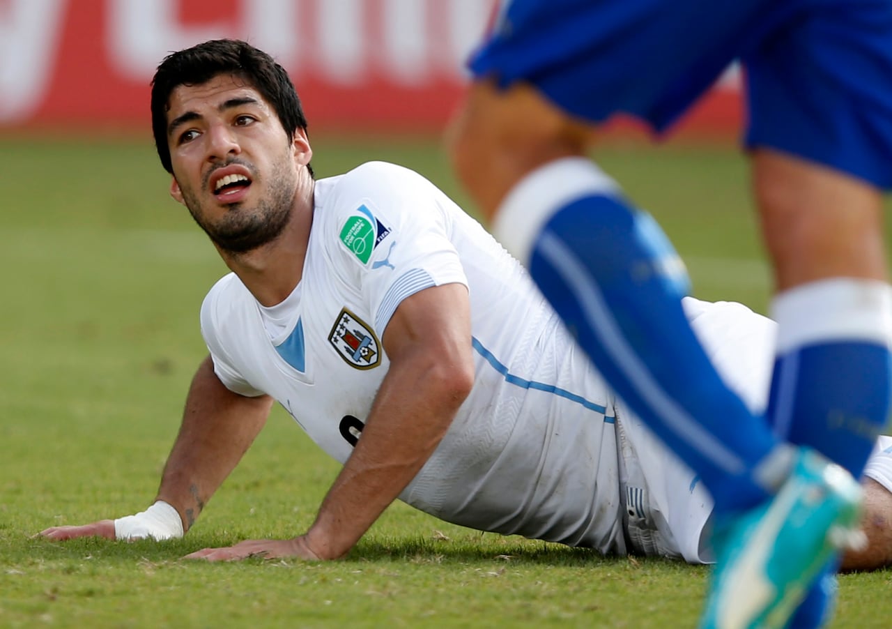 suarez bites chiellini 0077