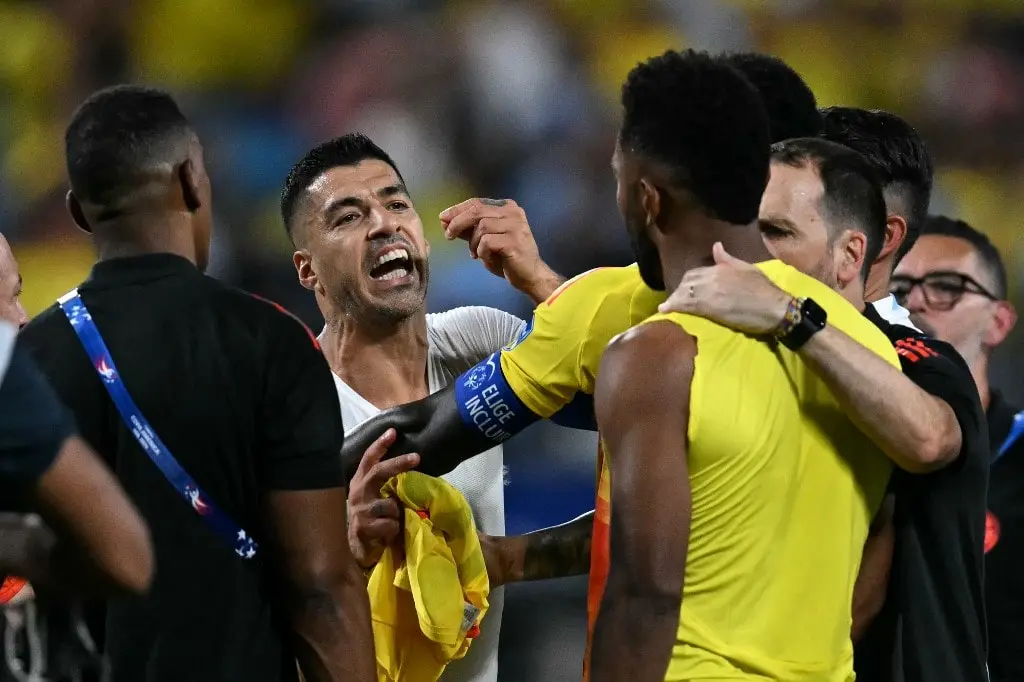 suarez bites chiellini 0078