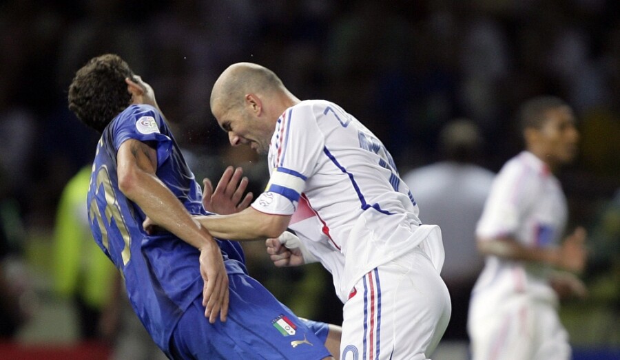 suarez bites chiellini 0081