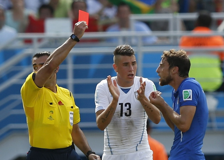 suarez bites chiellini 0085