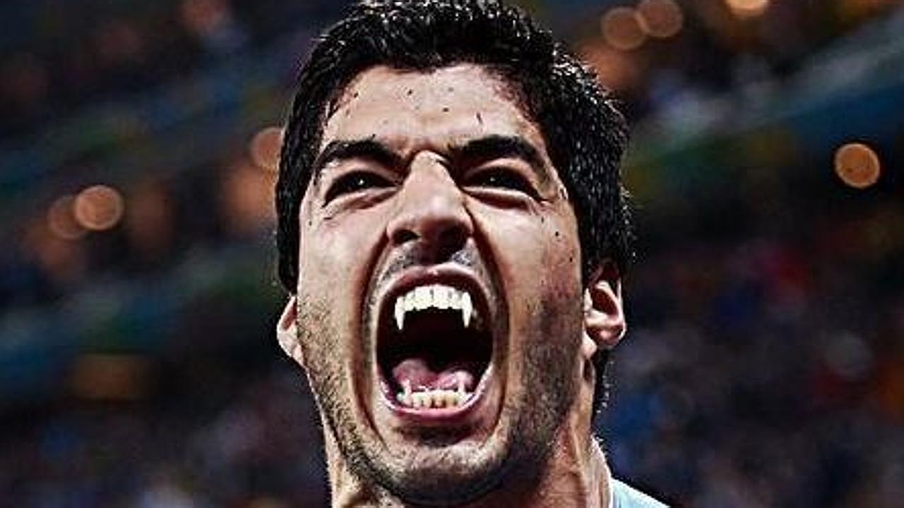 suarez bites chiellini 0088