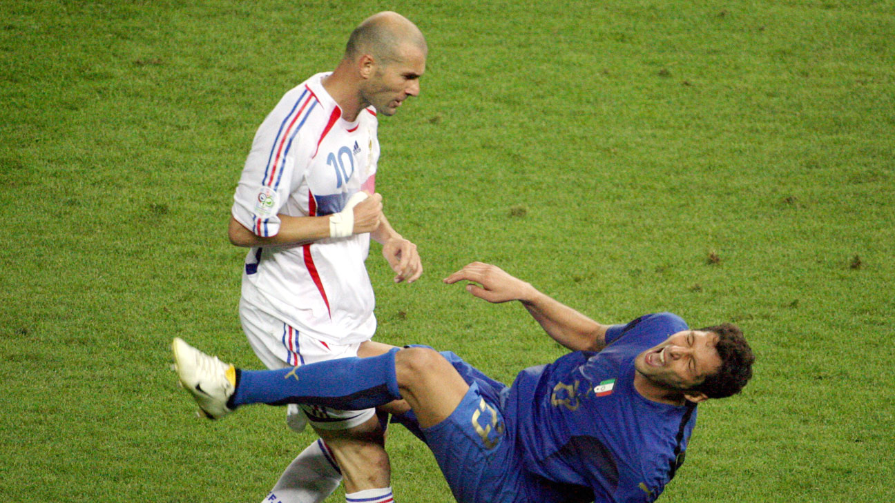 suarez bites chiellini 0089