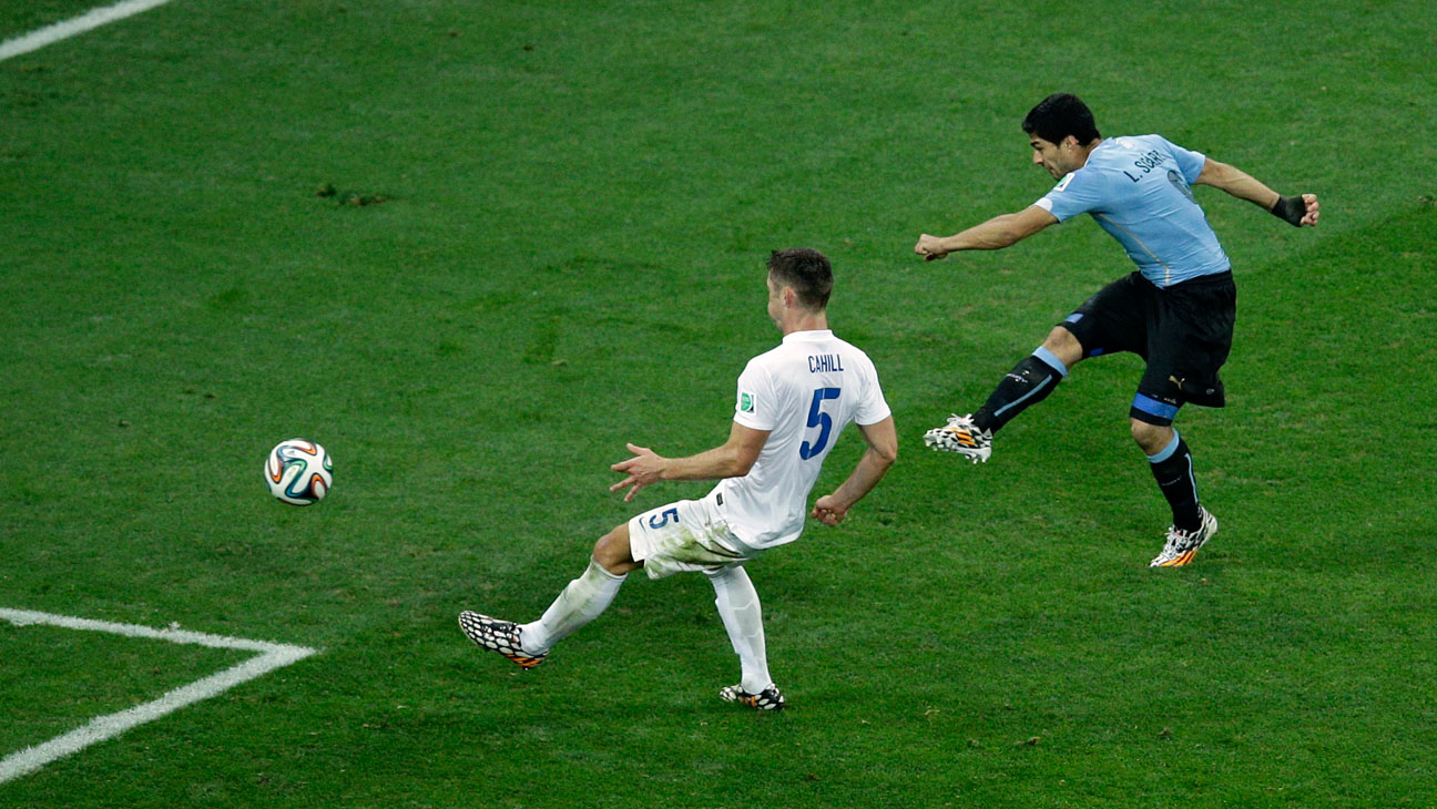 suarez bites chiellini 0093