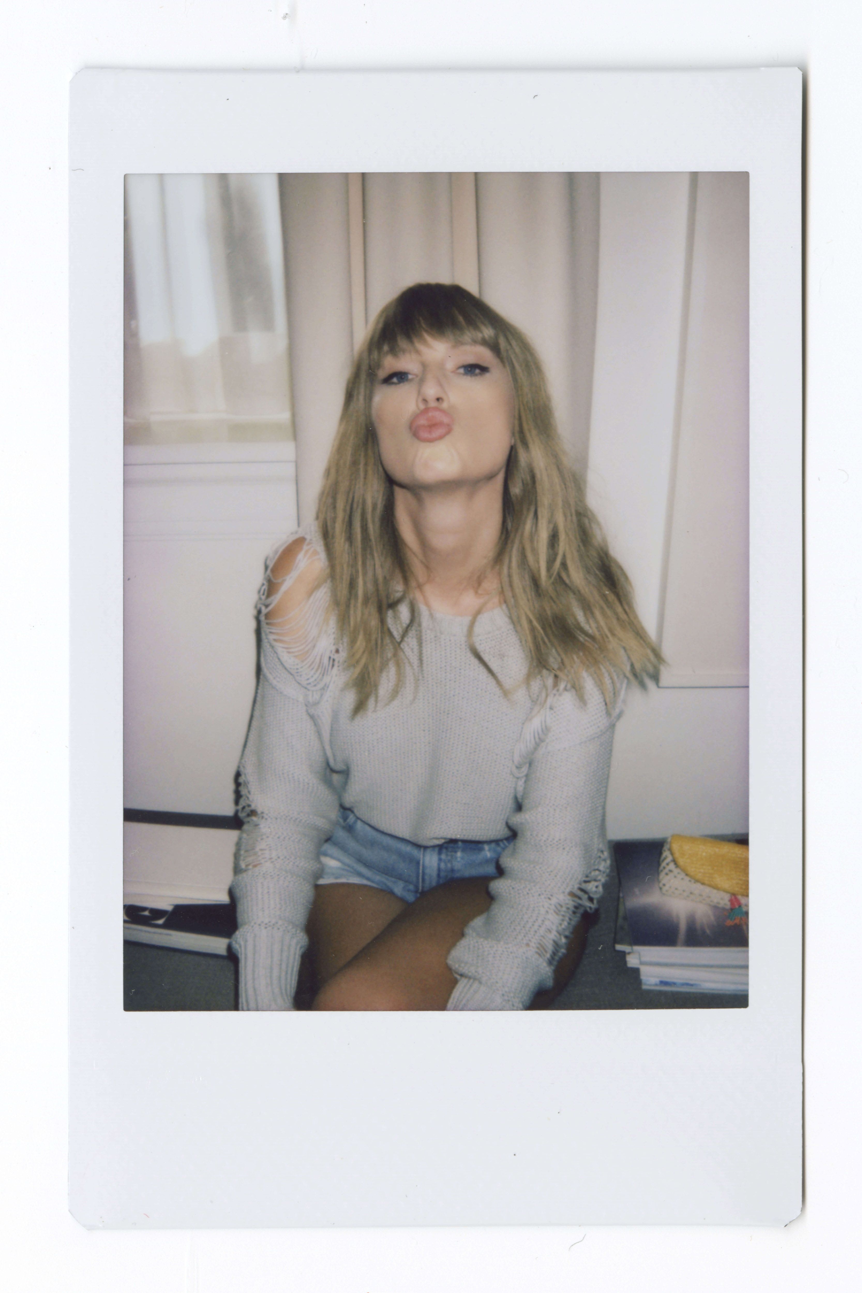 taylor swift square photo 0039
