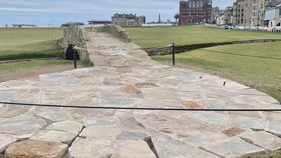 tiger woods st andrews bridge 0040