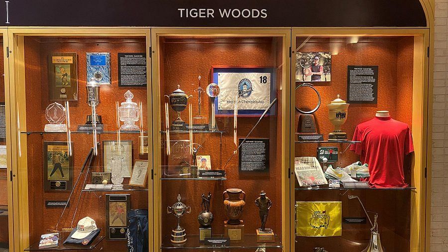 Tiger Woods trophy 0021