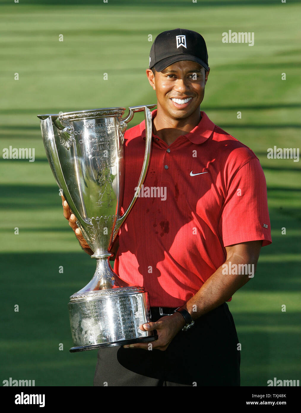 Tiger Woods trophy 0024