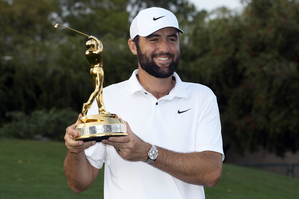 Tiger Woods trophy 0025
