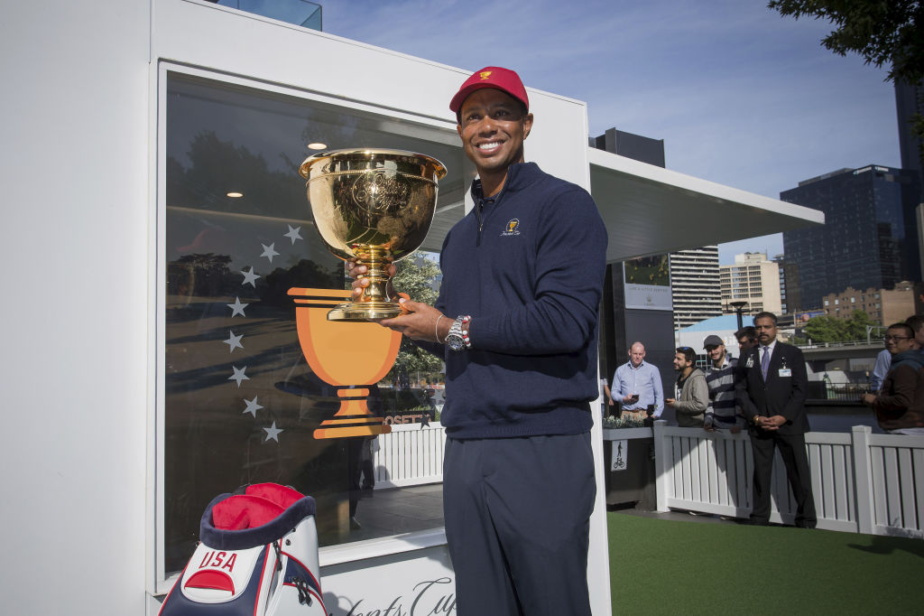 Tiger Woods trophy 0034