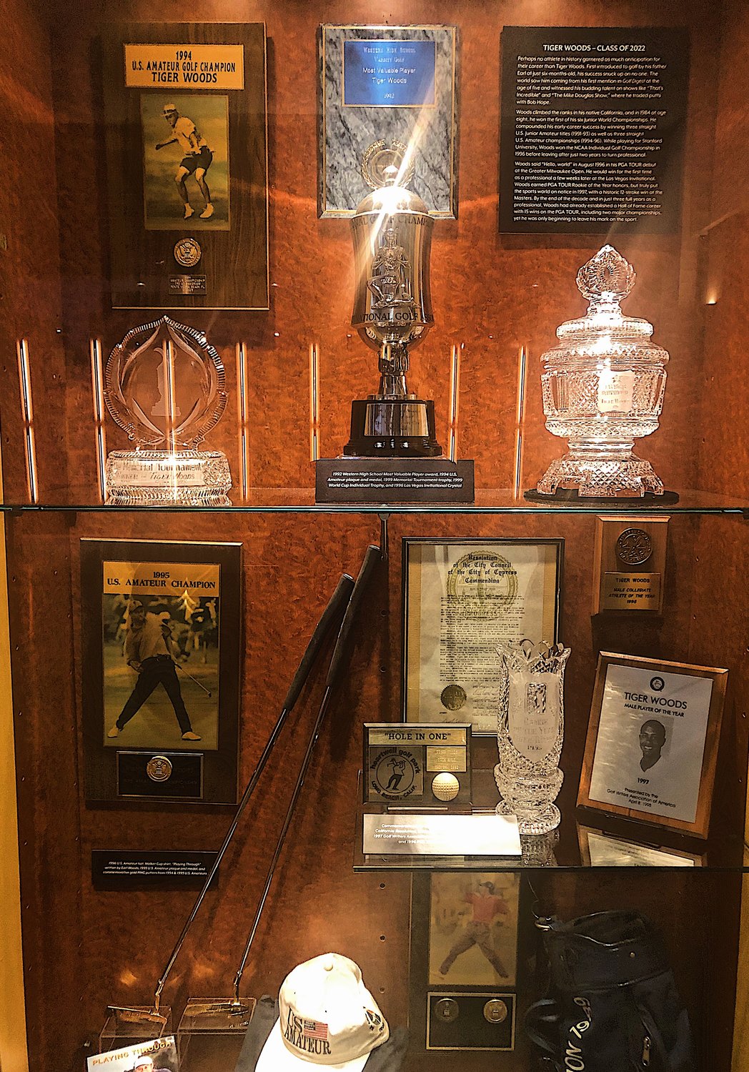 Tiger Woods trophy 0049